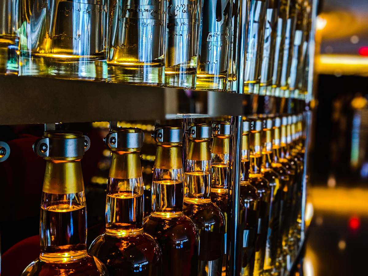 pub clear wine glasses bottle