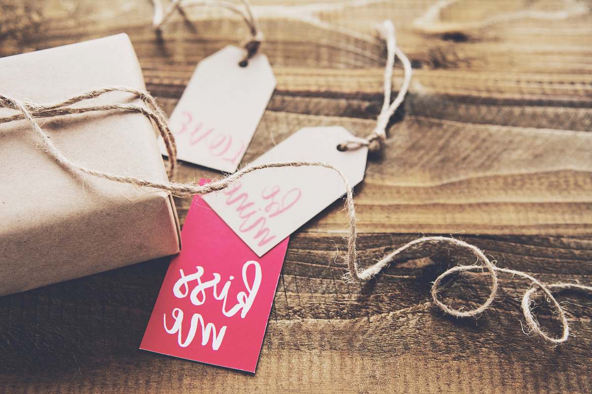 valentine Kiss Me tag on box gift