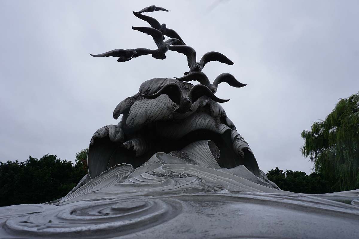 dc gray concrete statue of man and woman monument