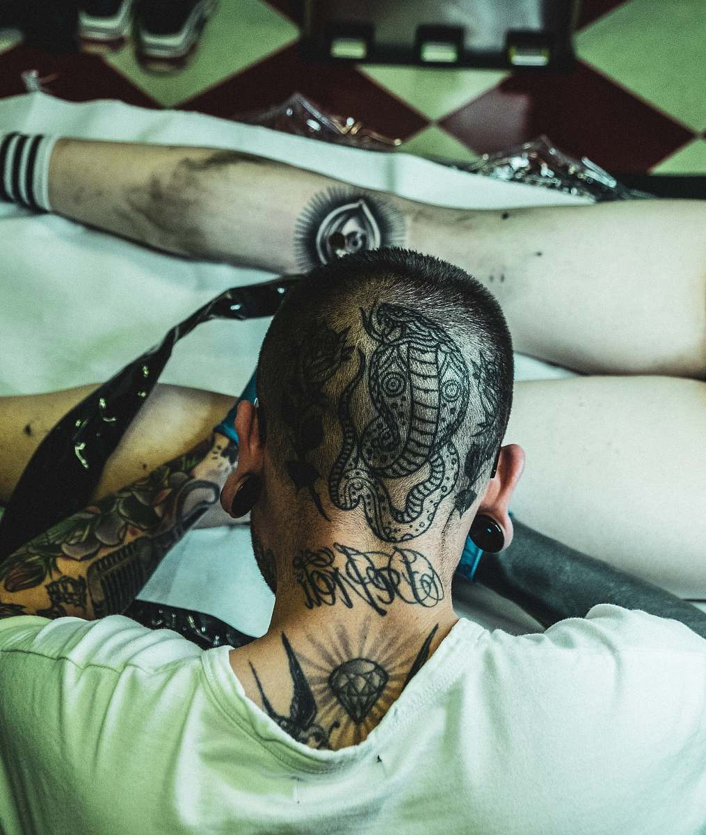 tattoo man doing tattoo human