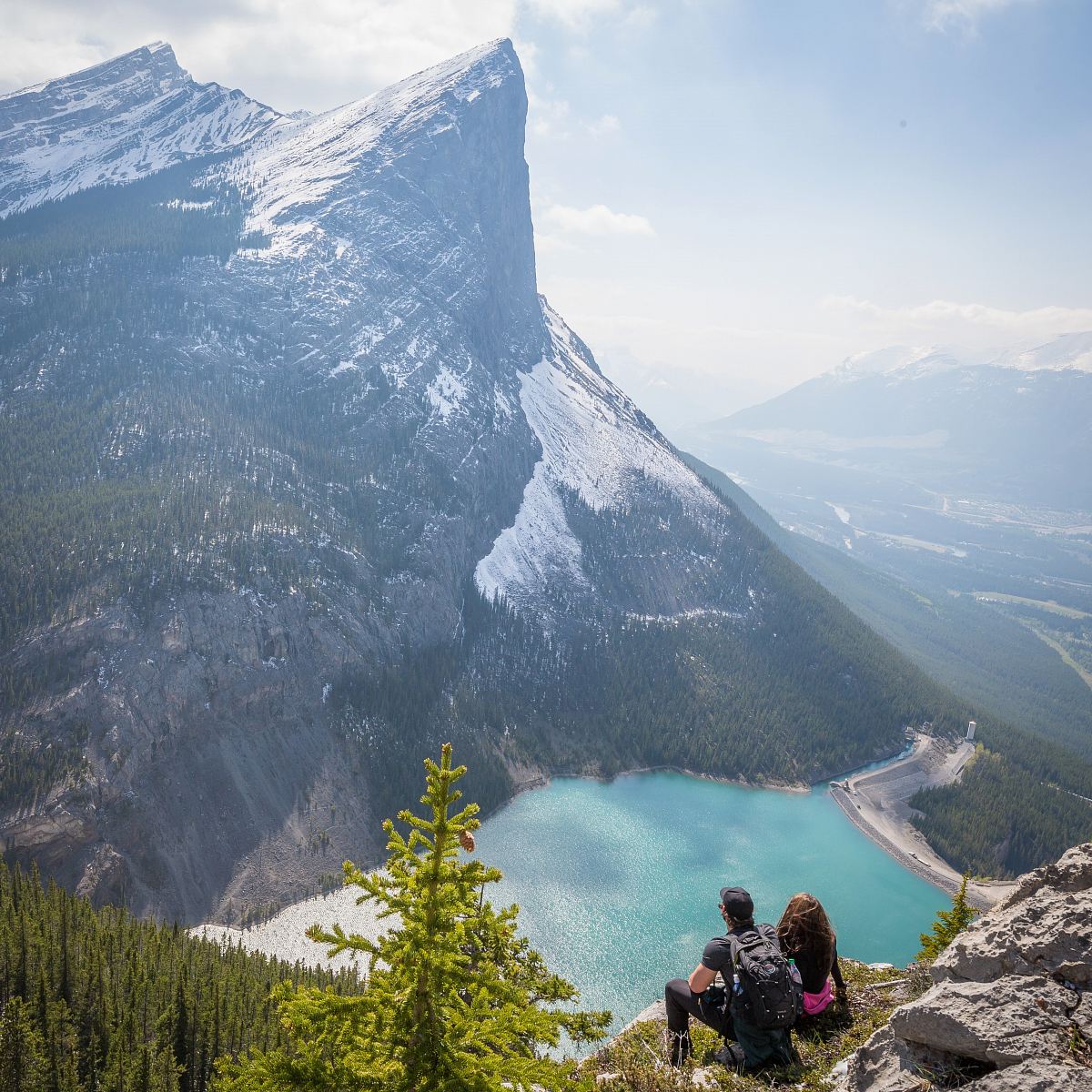 couple at the peak facing mountain