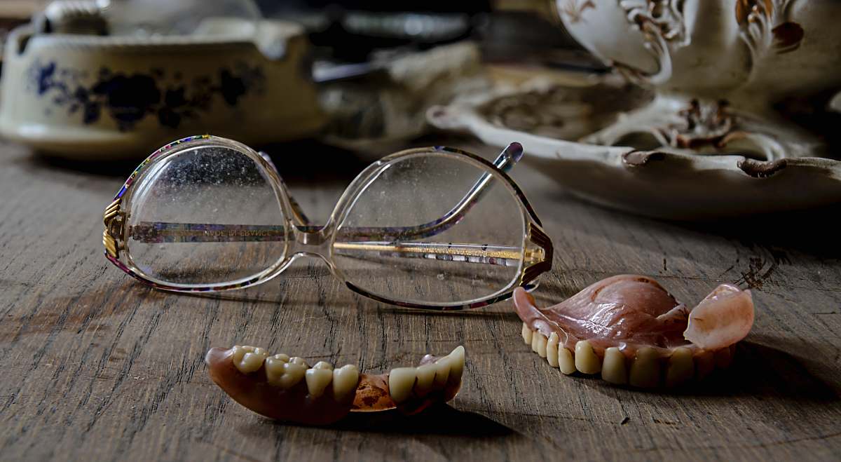 belgium eyeglasses near dentures cup