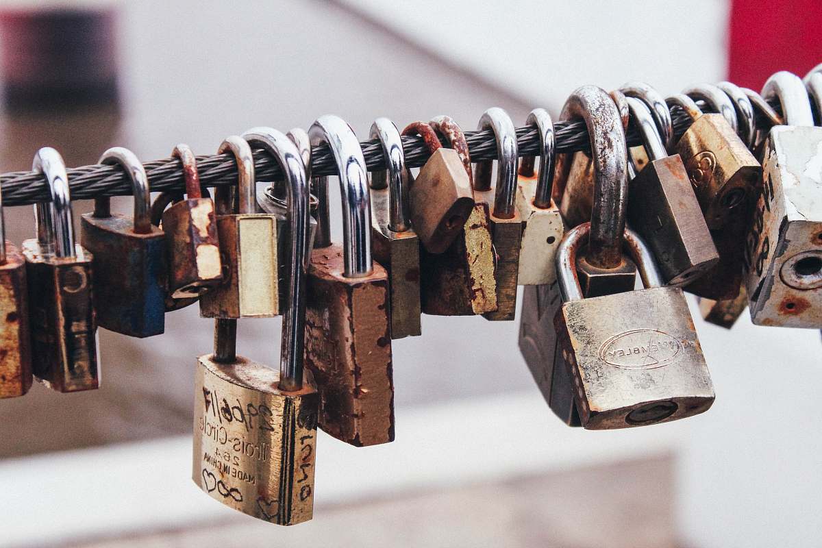 rust shallow focus photography of padlocks in steel cable puente de la mujer