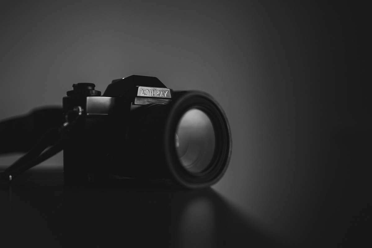 camera shallow focus photography of black Yashica camera photography
