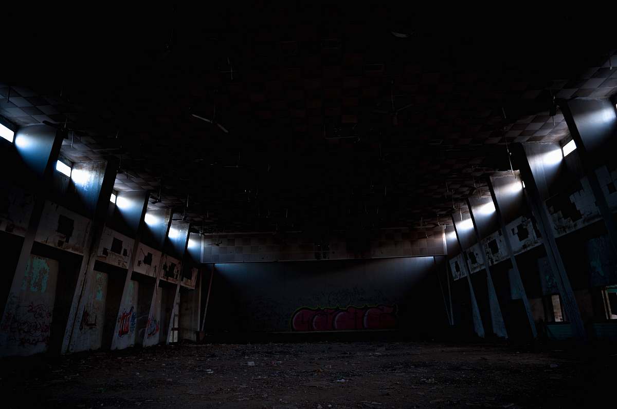 lighting empty concrete building building