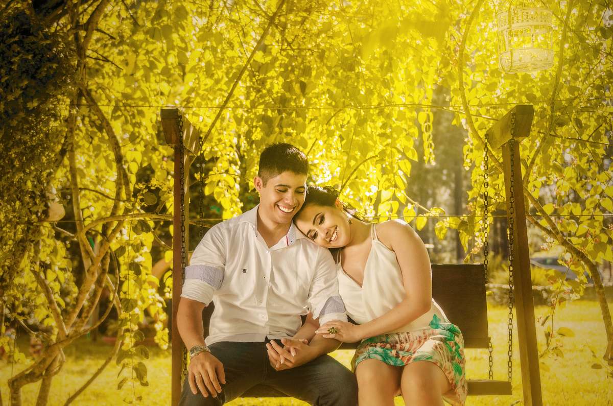 human man and woman sitting on bench tree