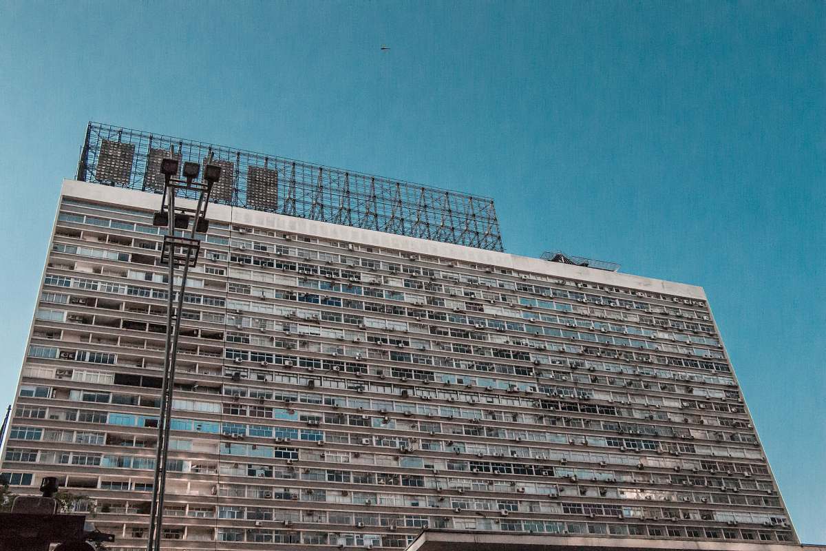 building gray building during daytime construction
