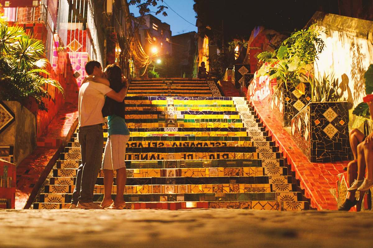 vase man and woman kissing in front of stairs pottery