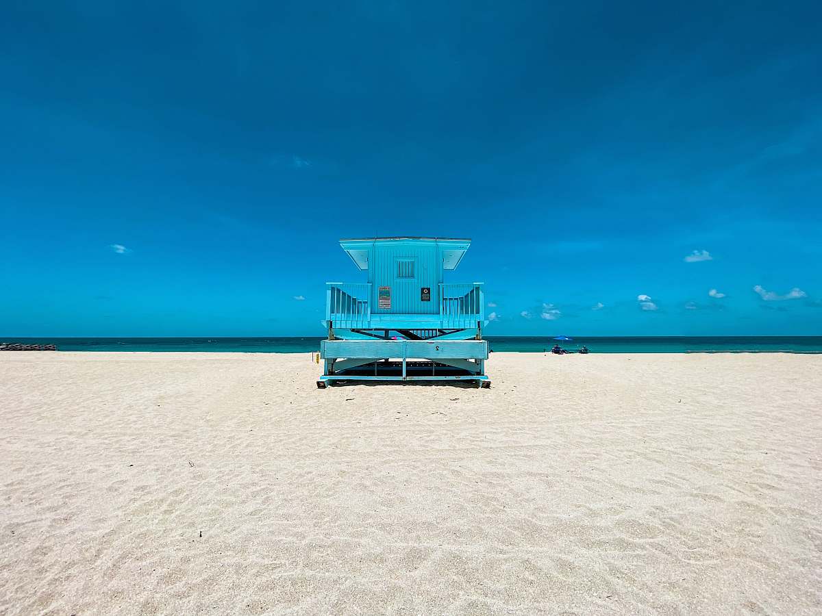 water blue and white lifeguard house on beach during daytime sea