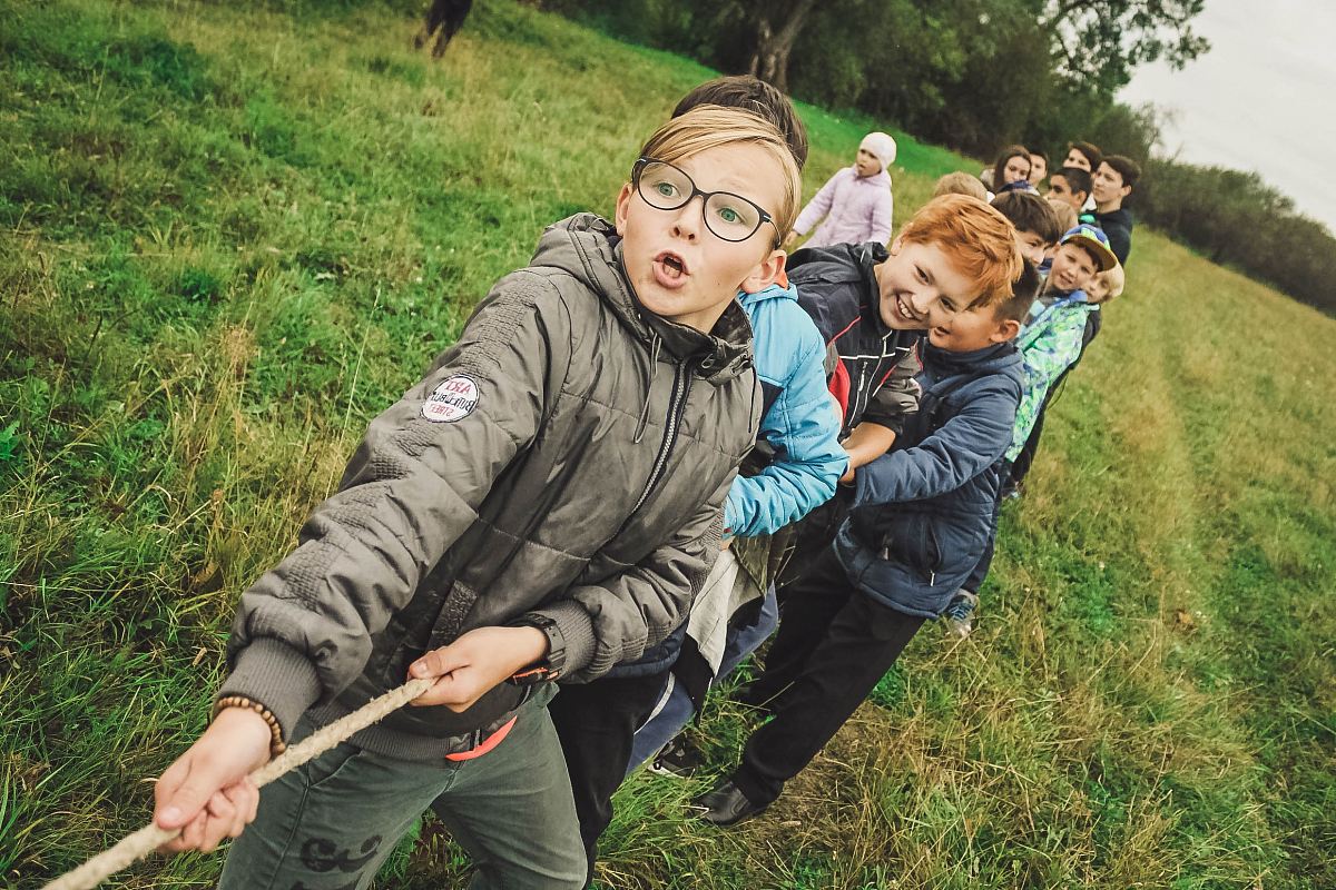 group of children pulling brown rope