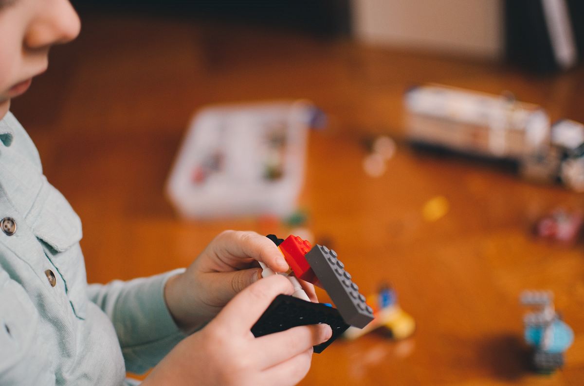 toddler's playing building block toys