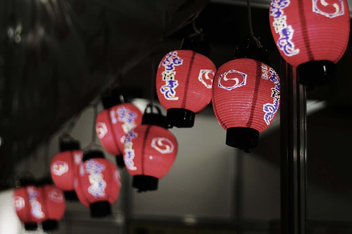 lantern focus photography of red-and-blue chinese lanterns light