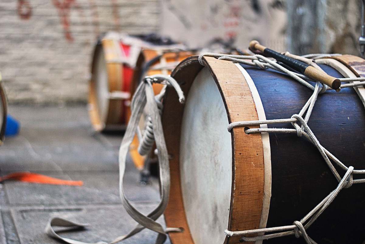 drum closeup photo of black drum percussion