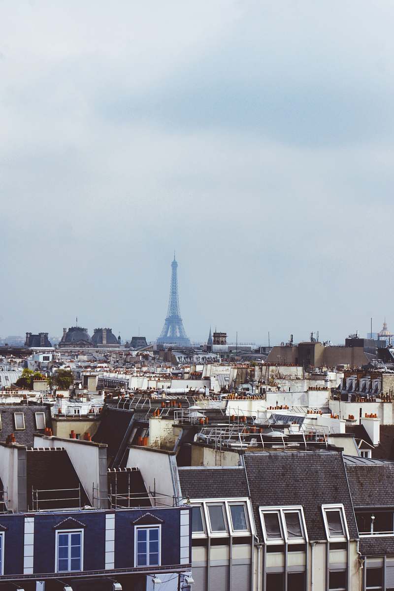 building houses near Eiffel Tower during daytime spire