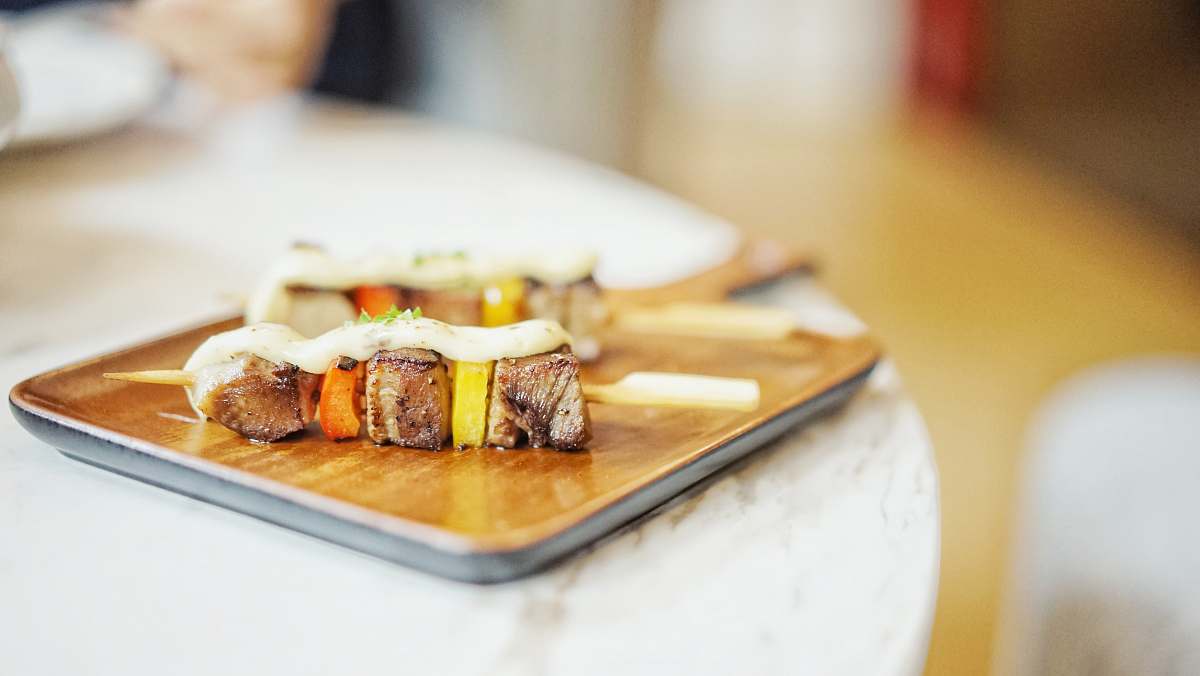 plate barbecue on brown board skewer