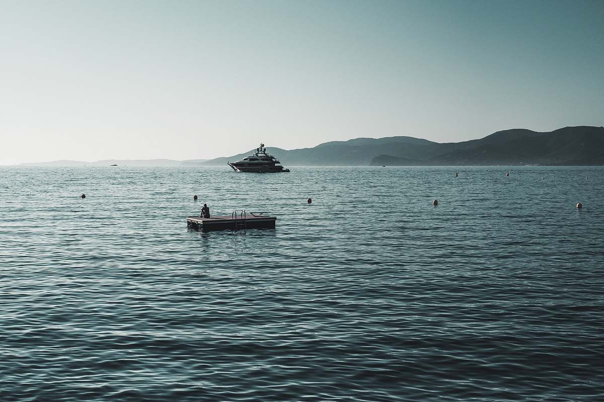water photo of boat on body of water ocean
