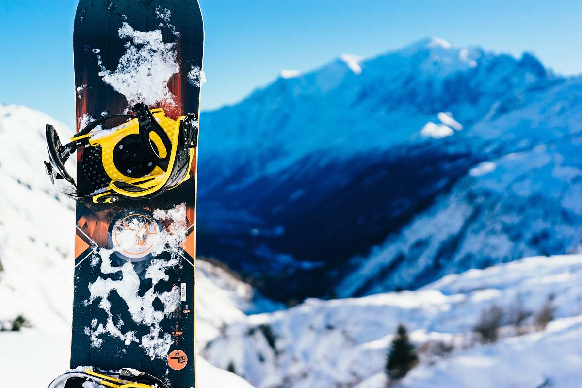 snowboarding shallow focus photography of snowboard sport