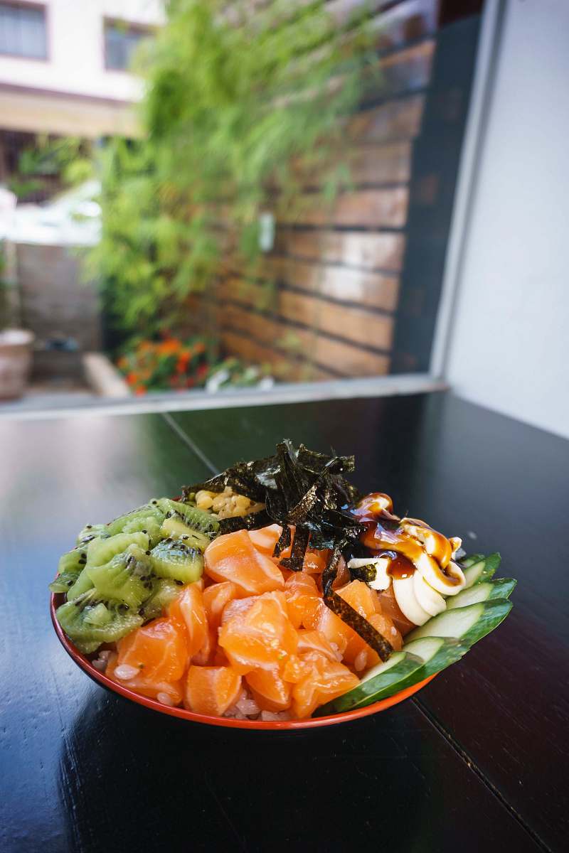 plant kiwi, cucumber, fish meat, banana, and nori salad on plate patos de minas