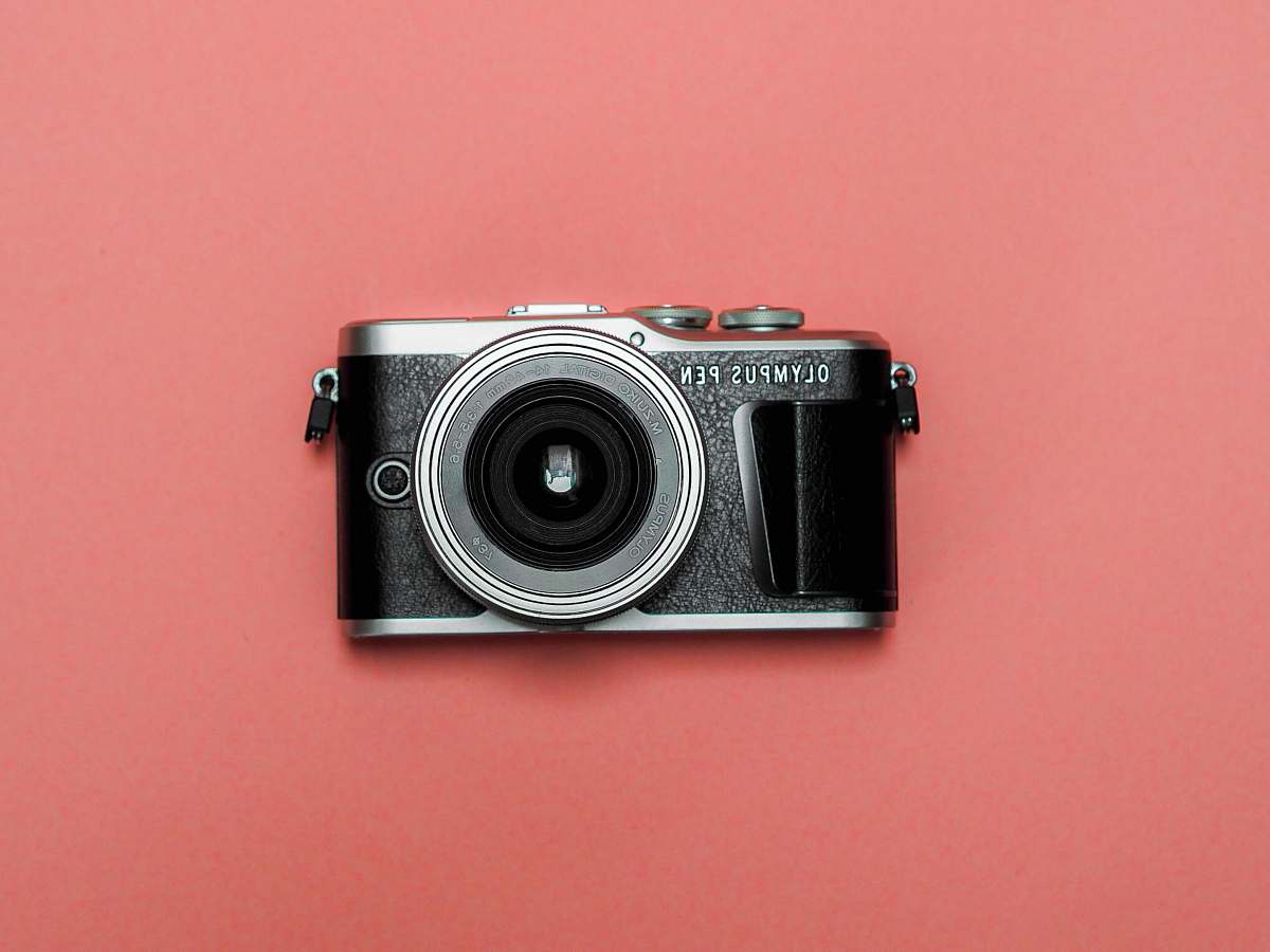 electronics black and silver camera on red surface mailand