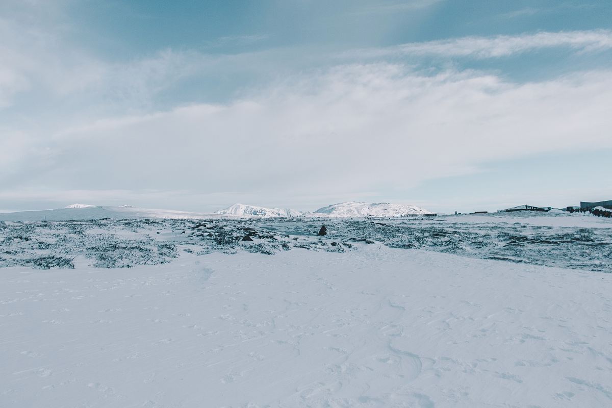 landscape photography of snow field near body of water