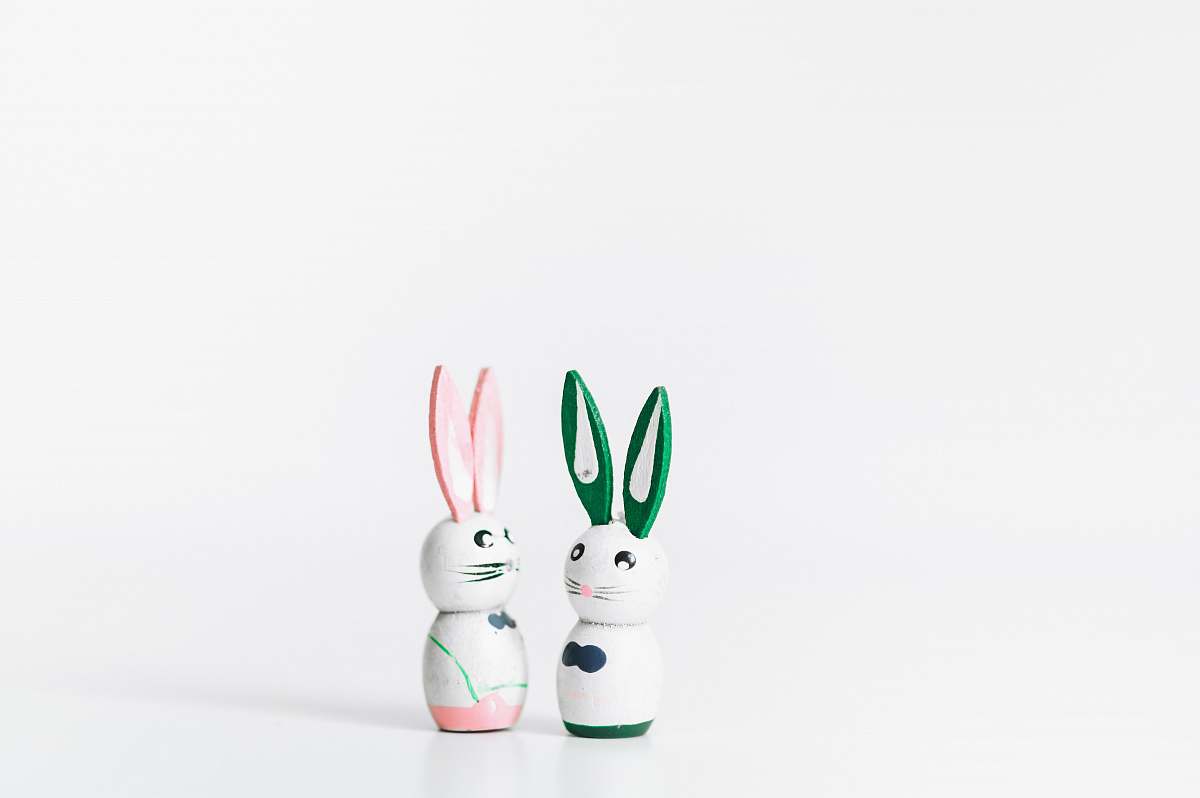 brussels two rabbit figurines belgique