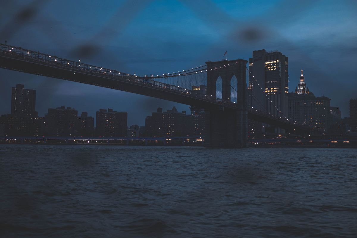 the brooklyn bridge at night
