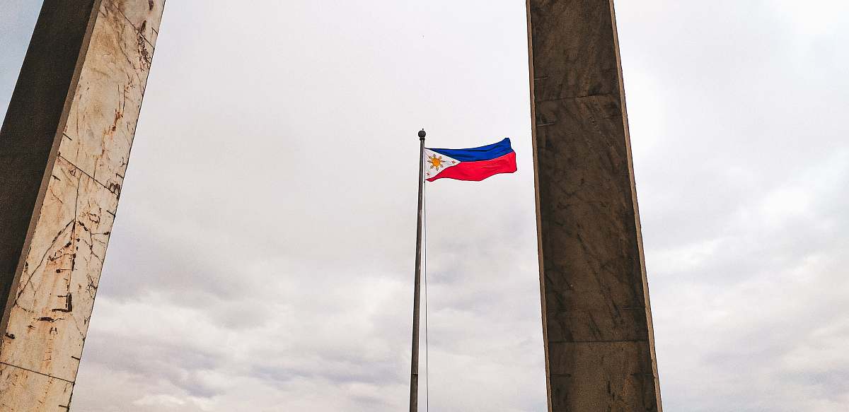 symbol rising flag of Philippines during daytime monument