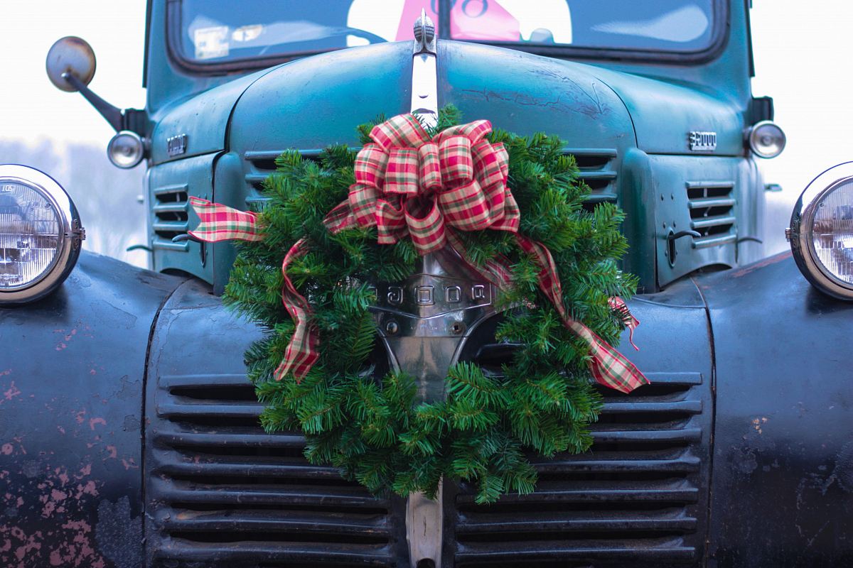 green wreath on bumper of blue truck