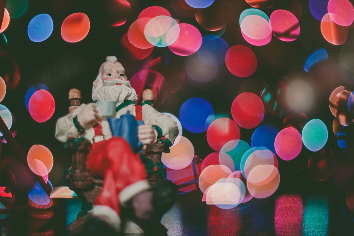 macro photography of Santa Claus figurine on top of surface
