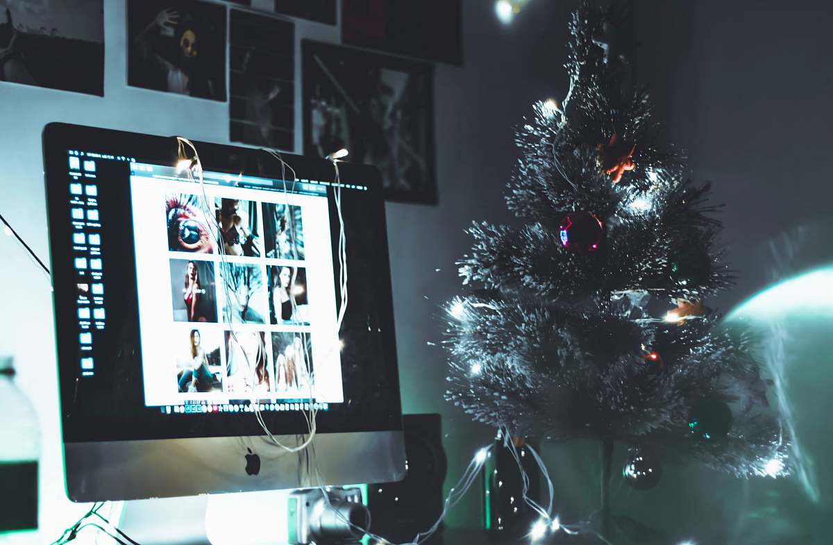 display turned-on silver iMac electronics