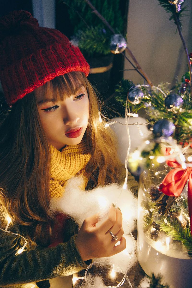 woman arrange string lights