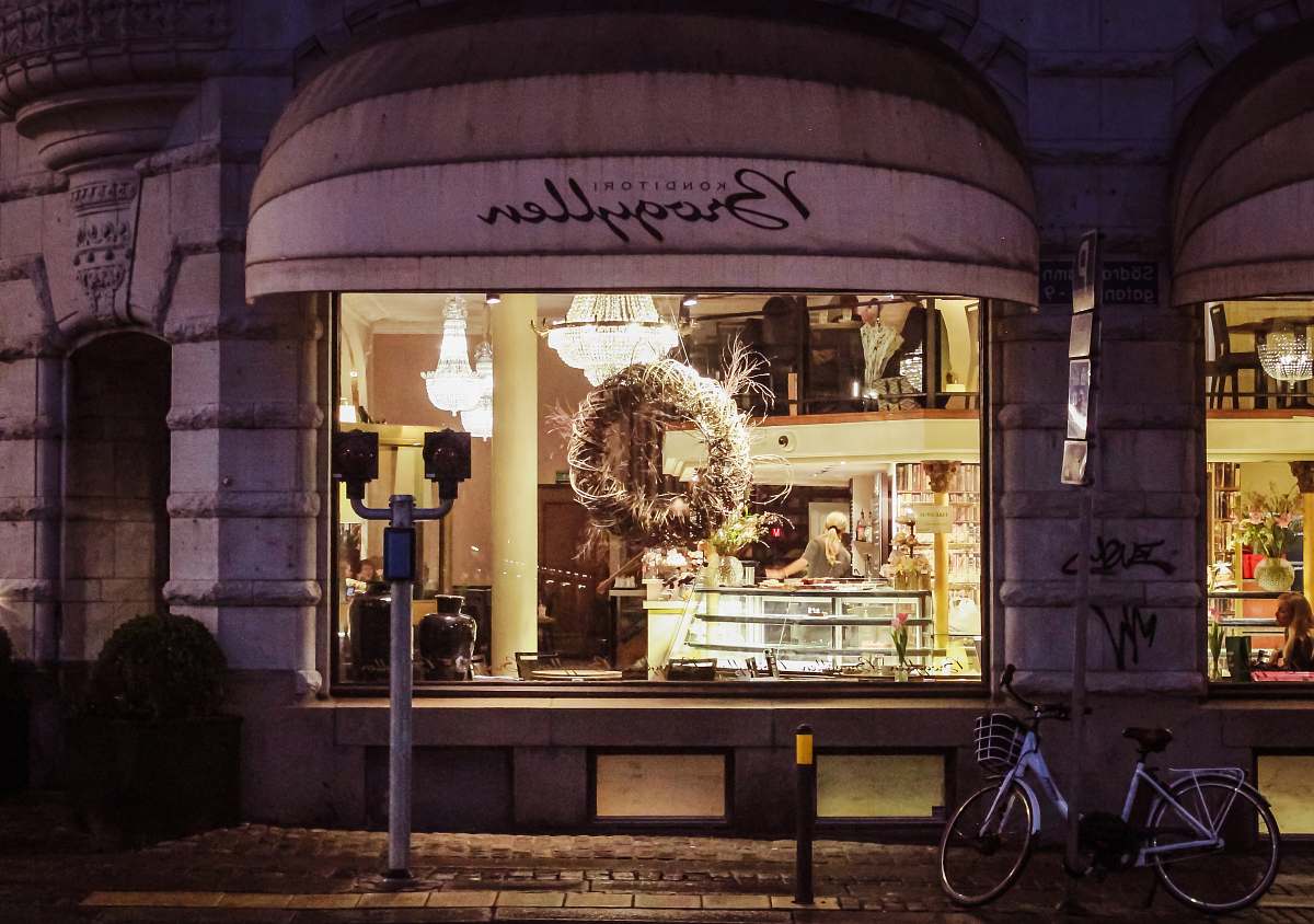 bike Brogyllen store with lights transportation