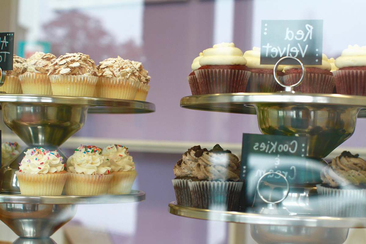 dessert cupcakes with different flavor cake