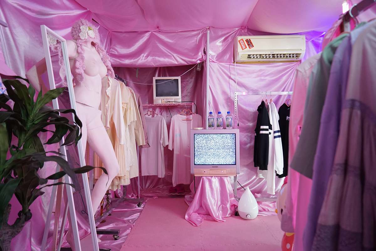 boutique pink interior stor furniture