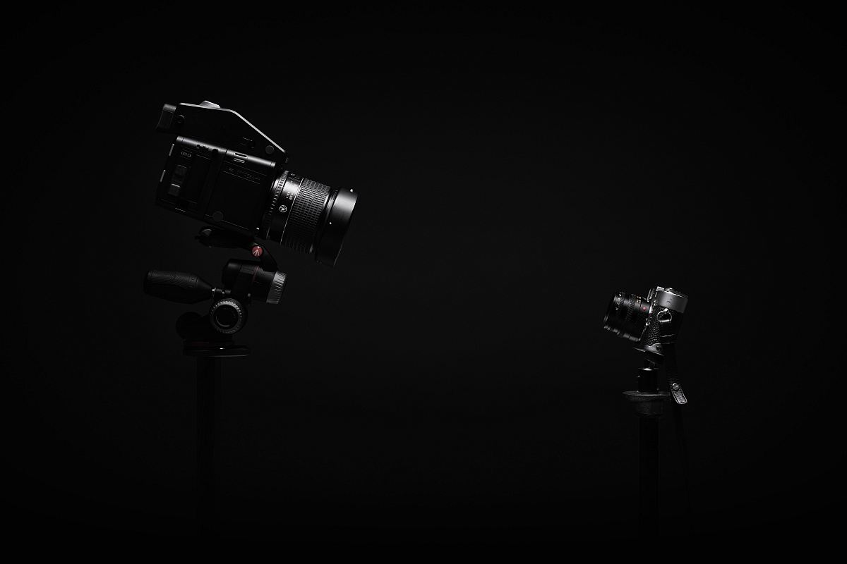 black and gray DSLR camera