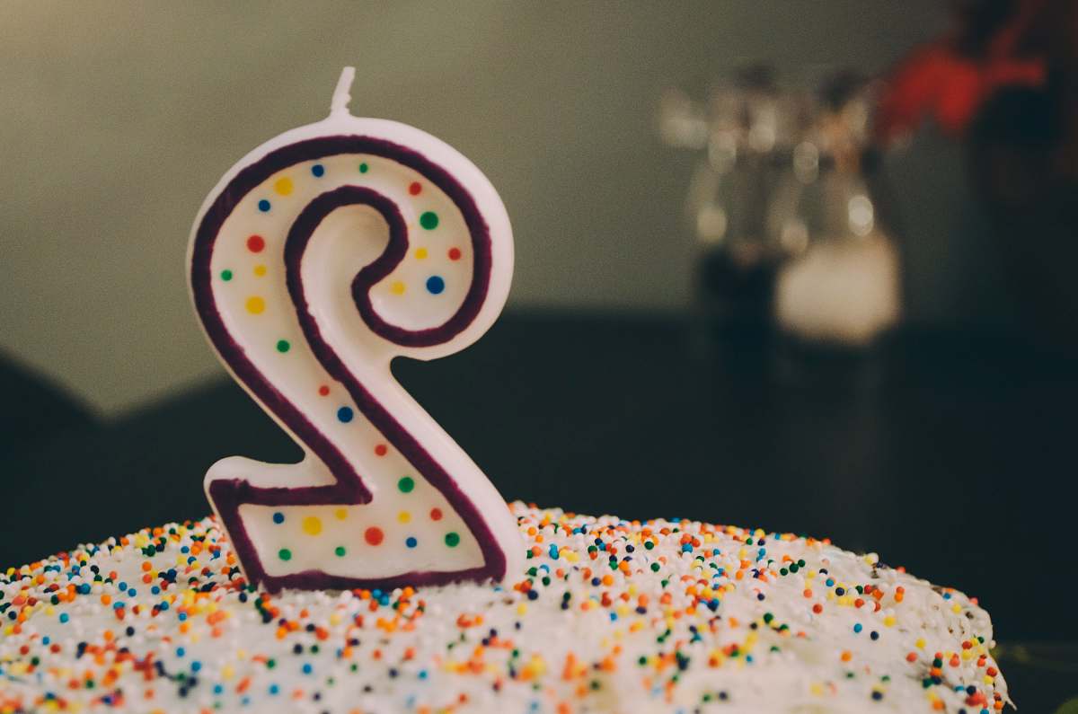 cake cake with 2 candle cream