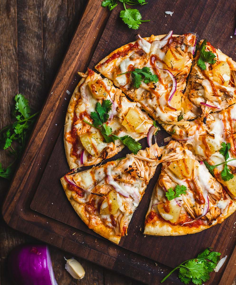 pizza pizza on chopping board meal