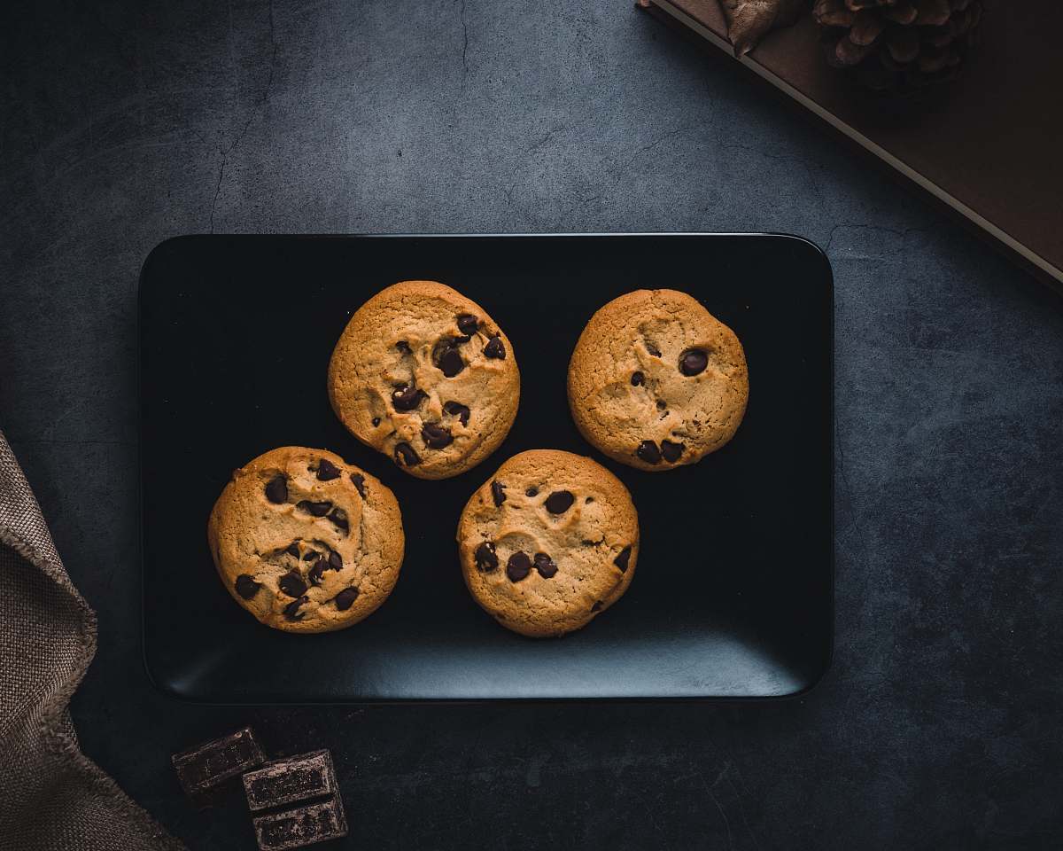 biscuit plate of four chocolate cookies cookie