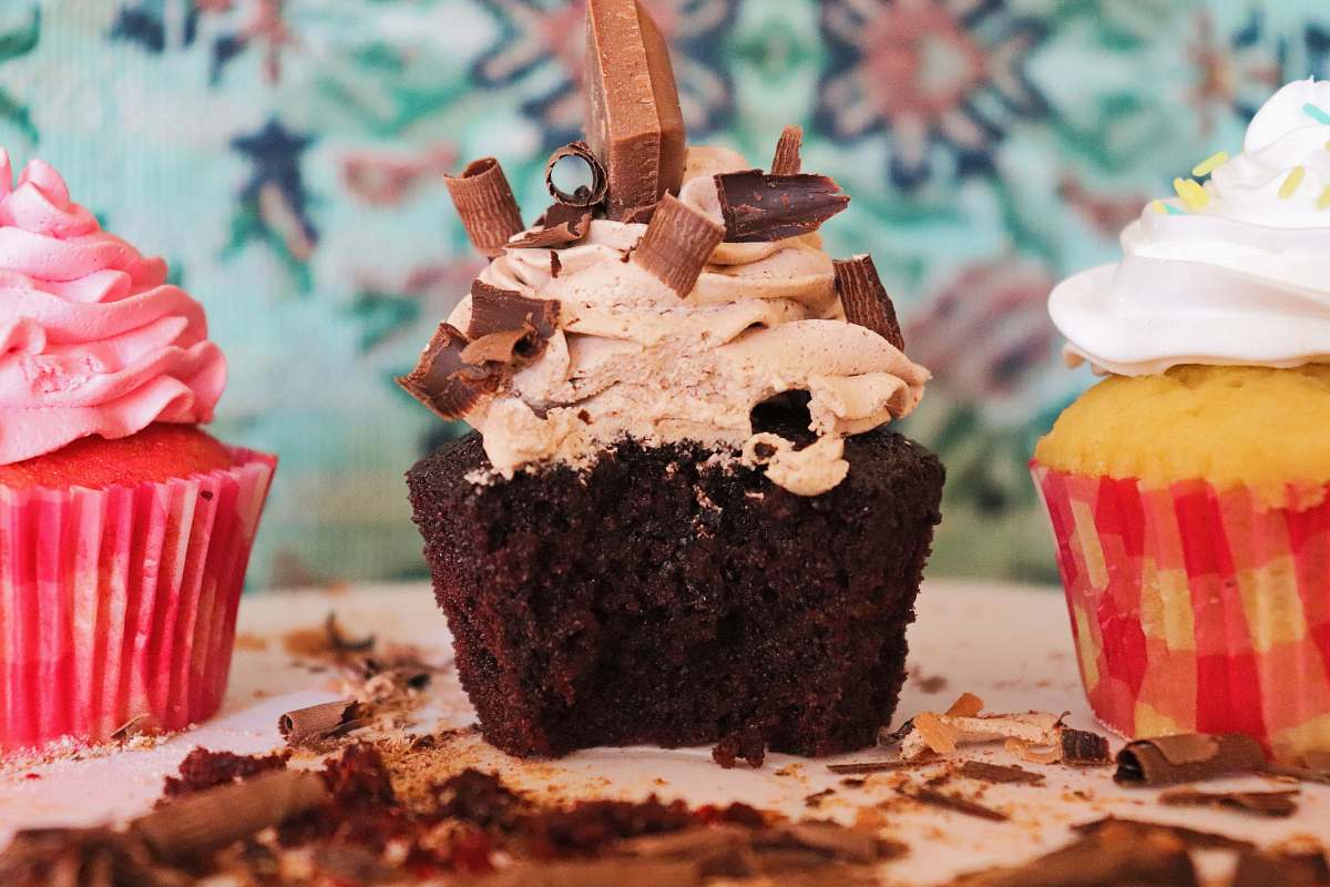 dessert selective focus photography of chocolate cupcake cake