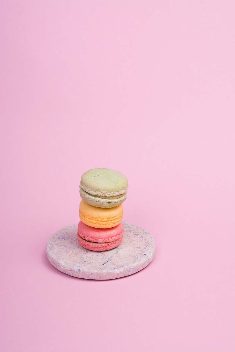 macaroon three French macaroons on plate pink