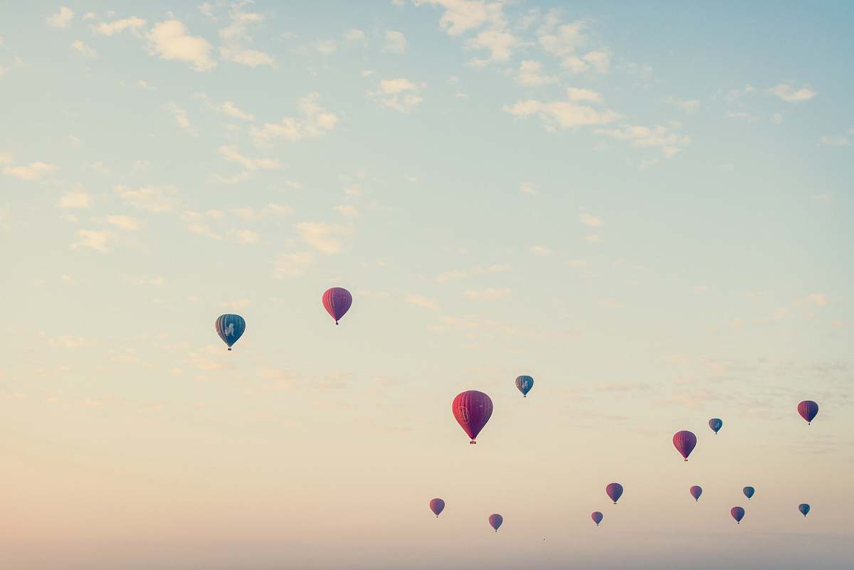 balloon flying hot air balloons at daytime wallpaper