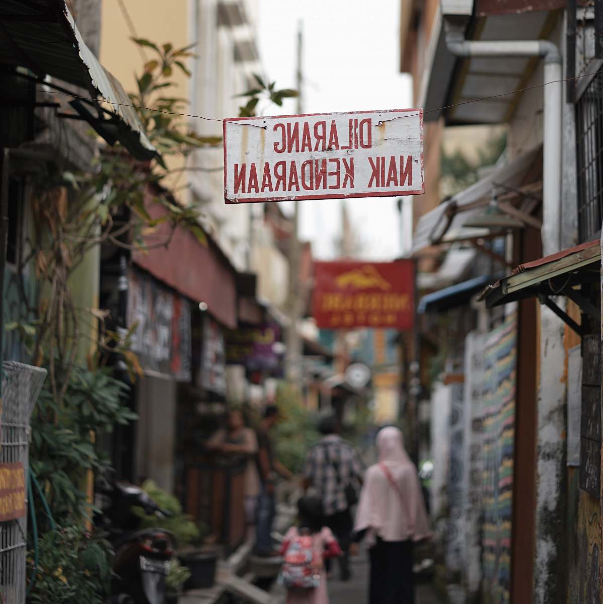 city dilarang naik kendaraan hanging board road