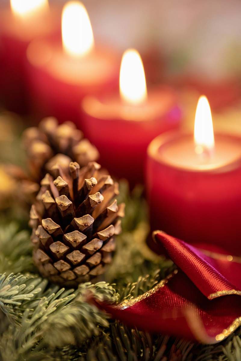 candle brown pinecone advent