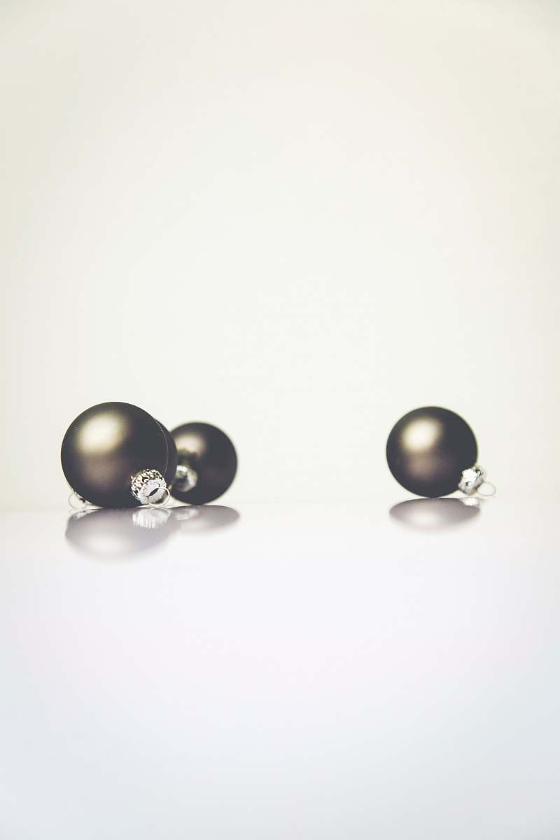 christmas round black earrings pearl