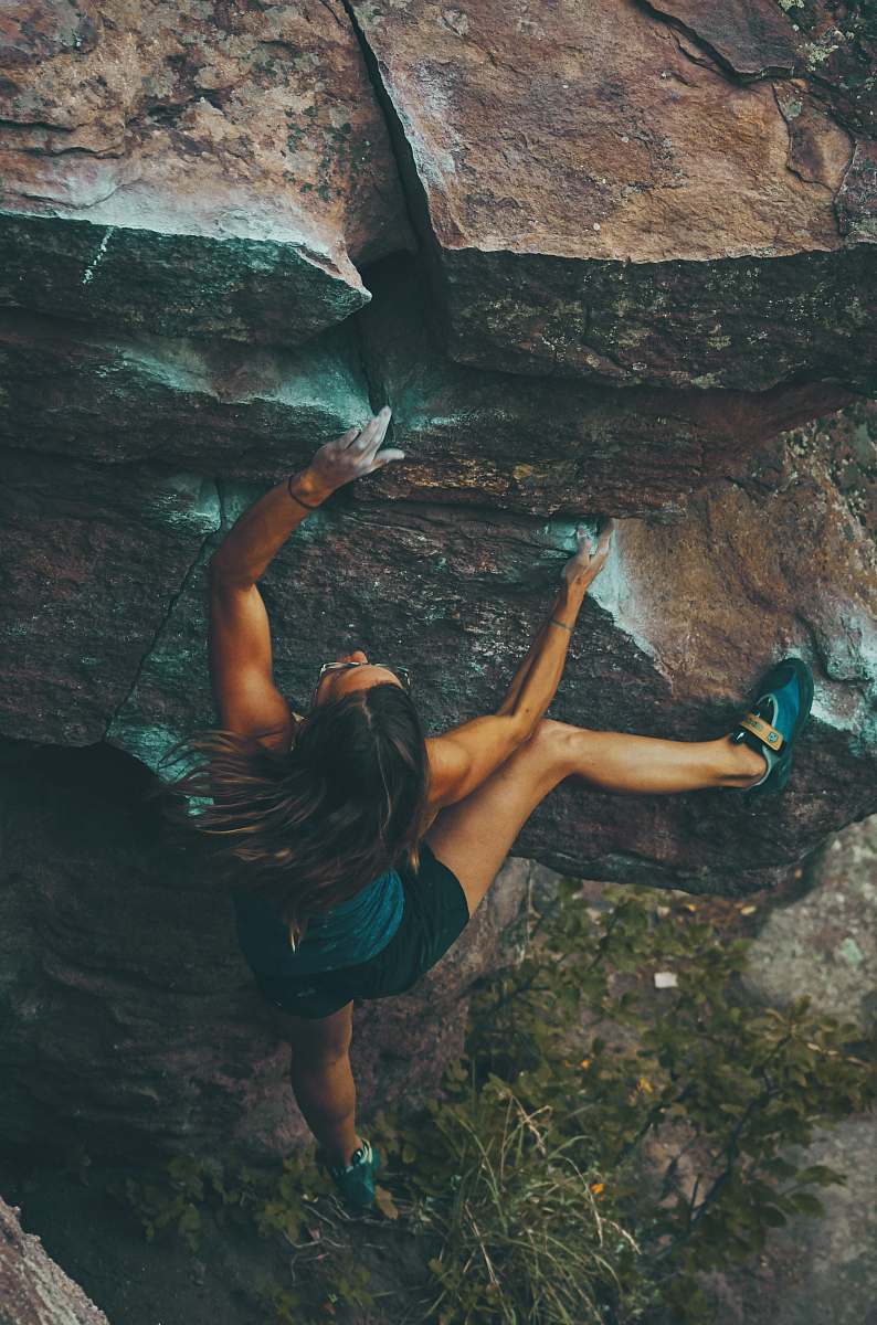 sport photo of woman climbing mountain climbing