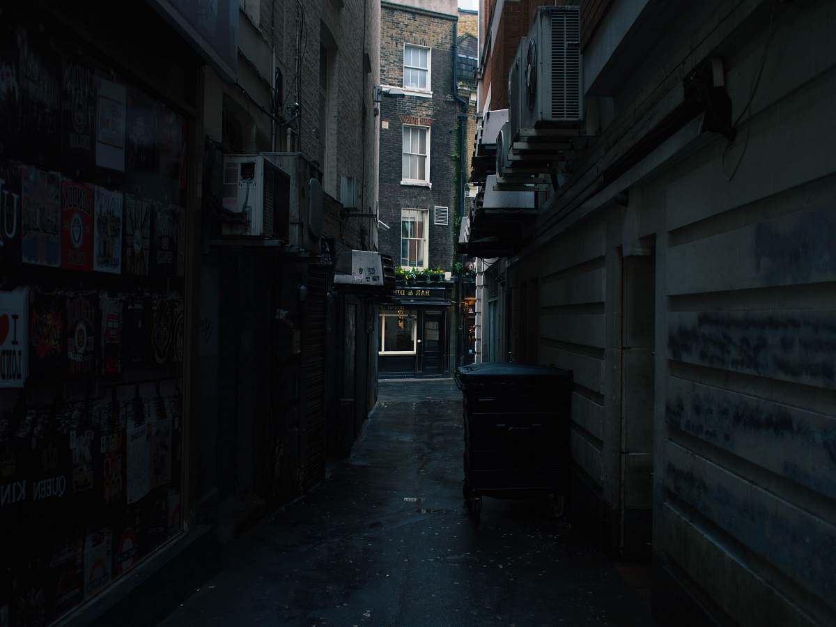 town alley during daytime city