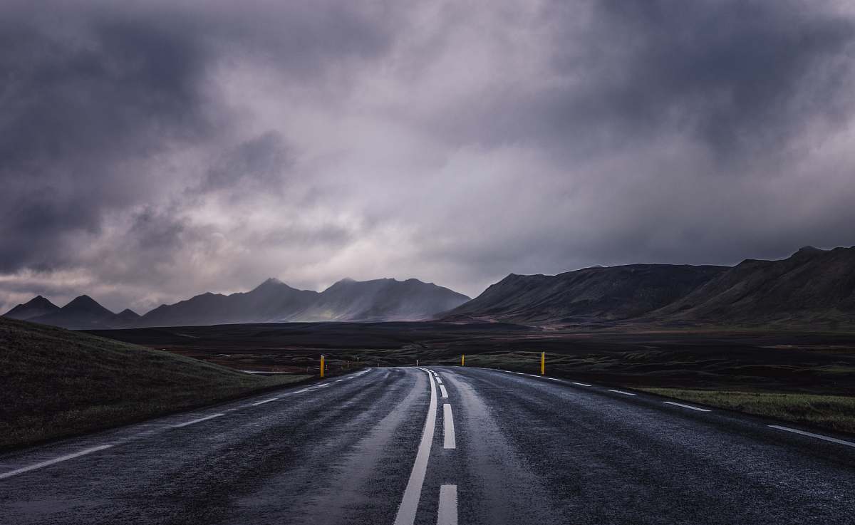 freeway curved asphalt road during cloudy daytime highway