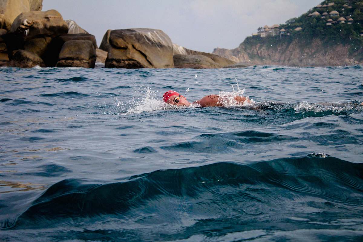 Swimming in the sea перевод. Купание в японском море. Безумный заплыв по морю.