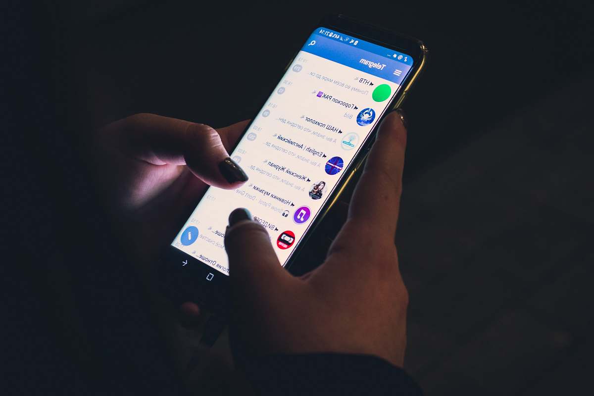 app person using smartphone android