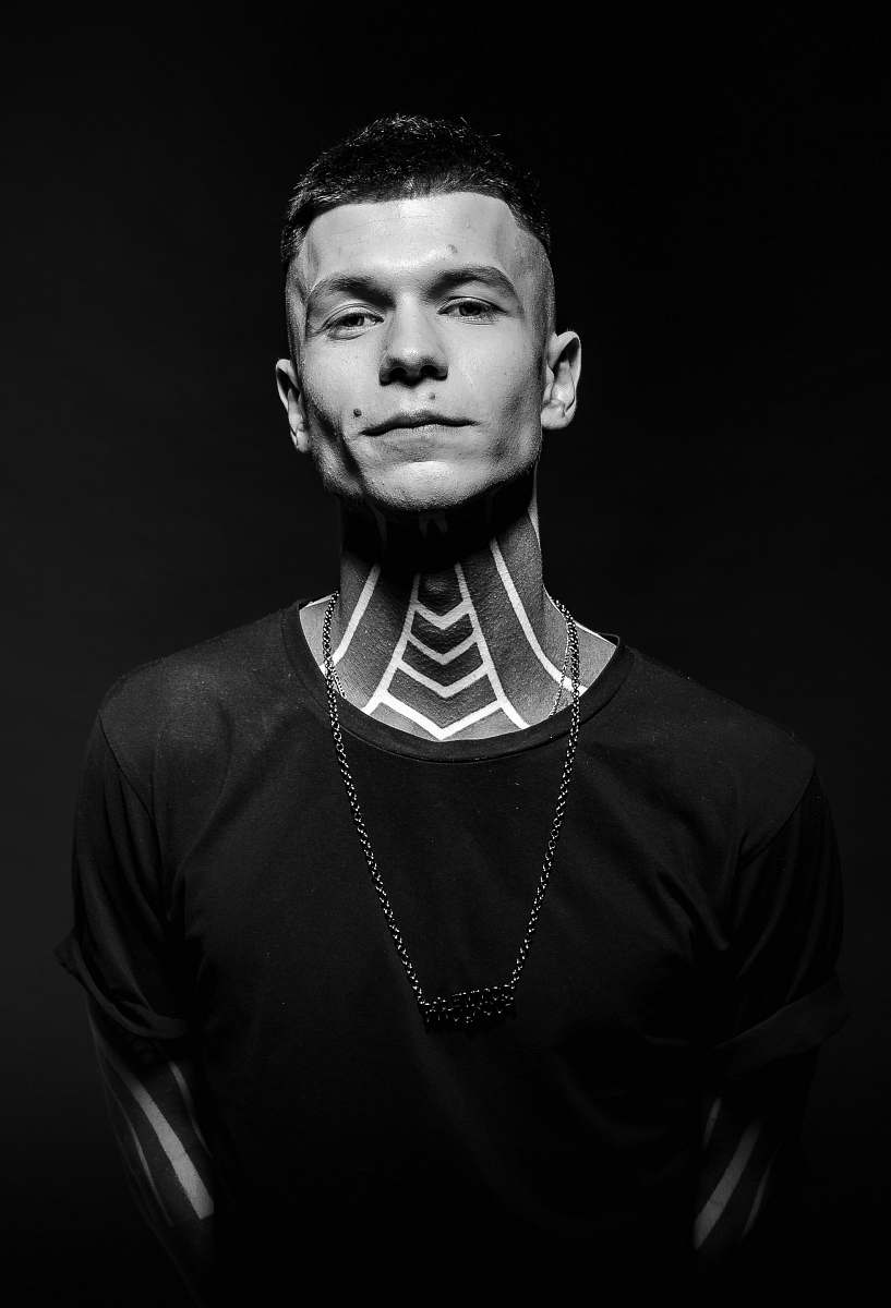 portrait men's black crew-neck shirt black-and-white